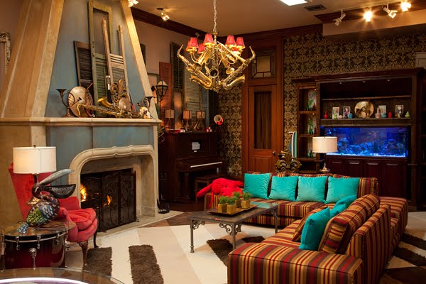 A lively living room with colorful furniture and a fireplace, paying tribute to New Orleans on Mardi Gras.