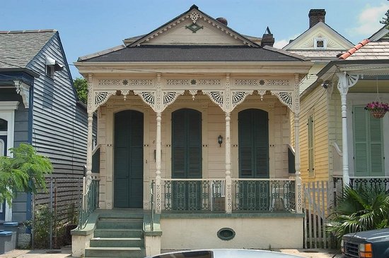 A Mardi Gras tribute house in New Orleans with a pool in front of it.