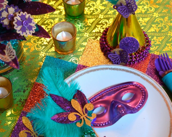 A plate featuring a mardi gras mask, paying tribute to New Orleans on Mardi Gras.