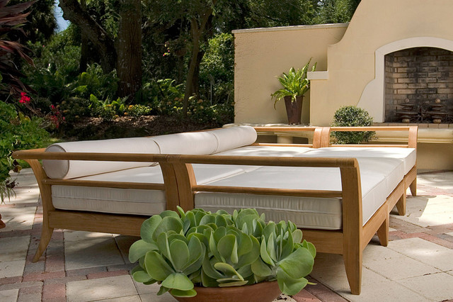 A beautiful outdoor daybed to add to your backyard