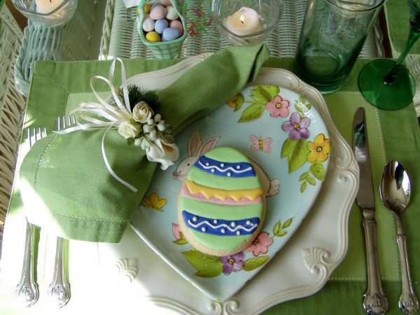 Fresh and festive Easter tablescape 