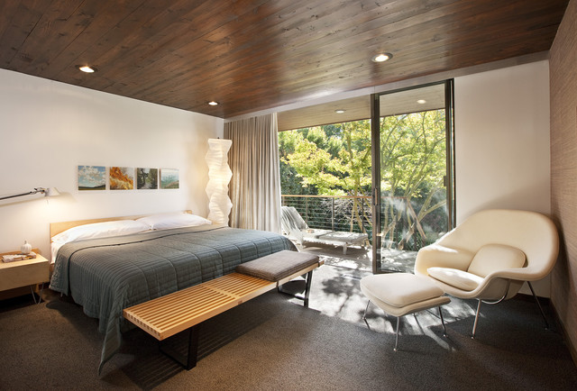A Mid-Century Modern bedroom with a wooden ceiling.