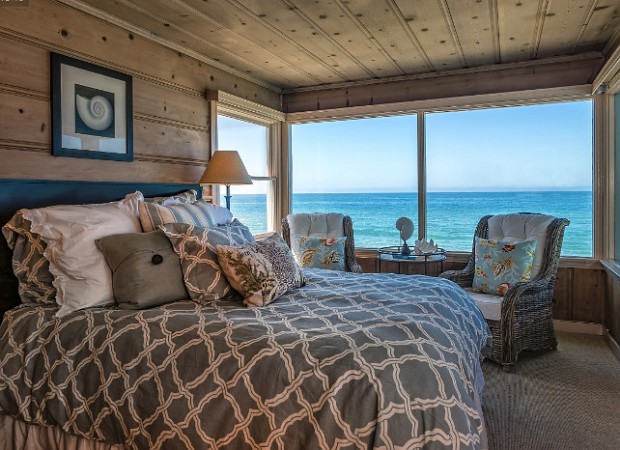 Cozy coastal style bedroom