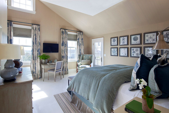 Light-filled coastal style bedroom 