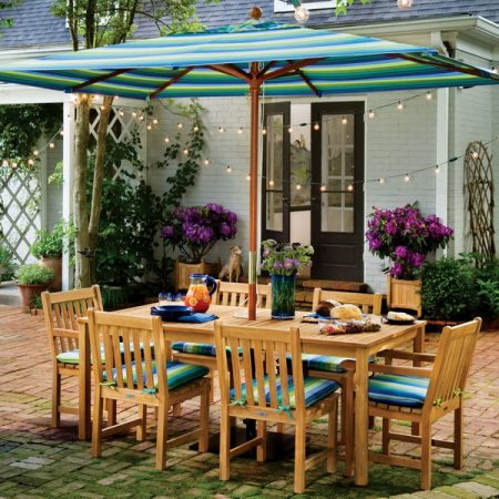 Relaxing and casual backyard dining