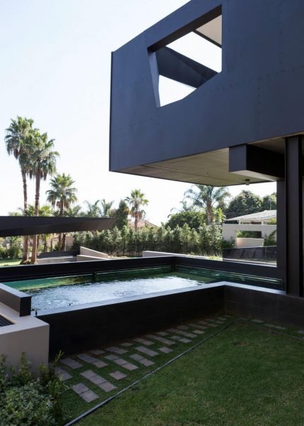 Kloff Road House: A modern house with a pool in the middle.