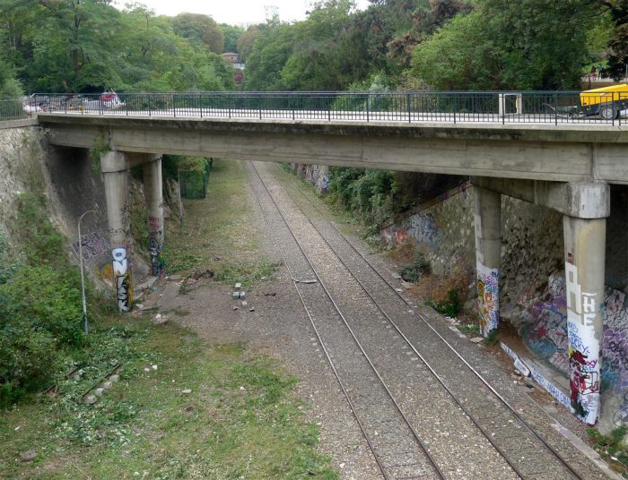 A section of the Petite Ceinture near the Buttes Chaumont Park. Original image here. 