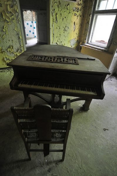 abandoned-piano-and-chair-sanatorium-e-potsdam