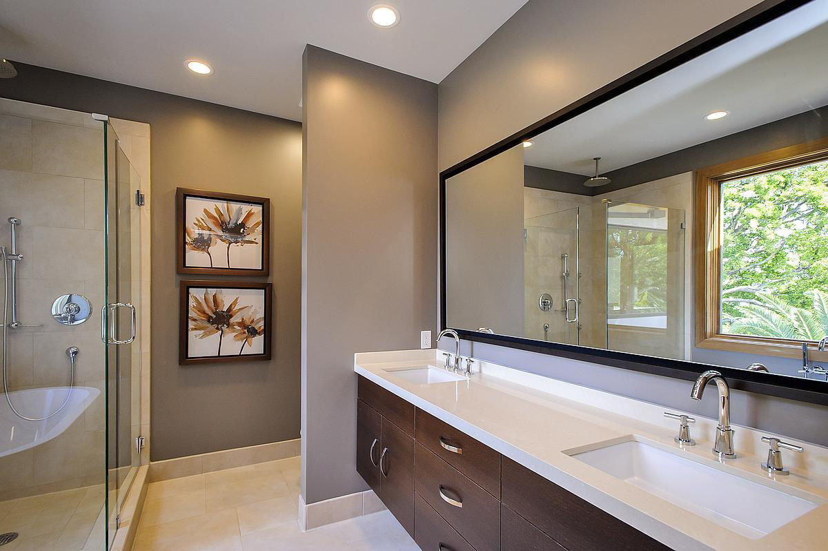 Longer design. Современная ванная с окном. Зеркало в интерьере ванной комнаты. Большая ванная комната в частном доме. Современная большая ванная комната.