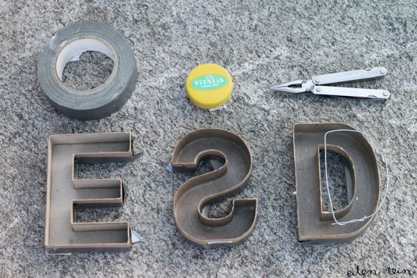 The letters oss and ess are placed on a DIY concrete surface.