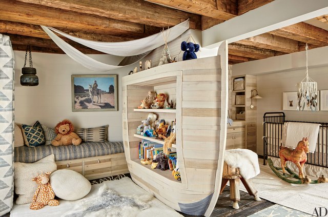 A child's room with stuffed animals.