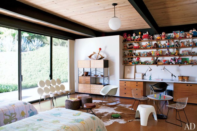 A child's room with toys.
