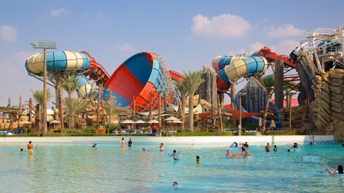 The Abu Dhabi water park has a lot of people in it.
