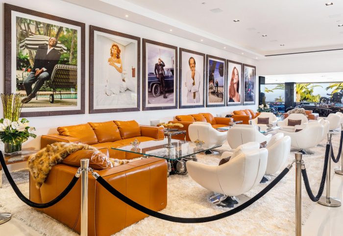 The lounge with beautiful large pictures on the wall