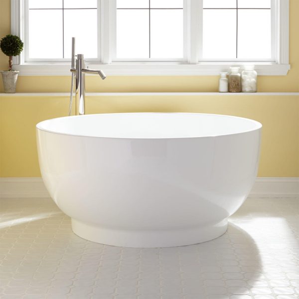 Traditional round soaking tub.