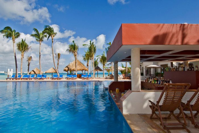 Swim Up Bar In the Main Pool Dreams Sands Resort in Cancun
