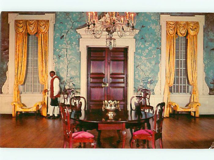 A room with a table and chairs in the Governor's Palace.