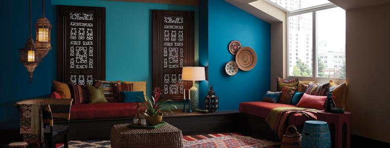 A living room with Oceanside blue walls and a colorful rug.