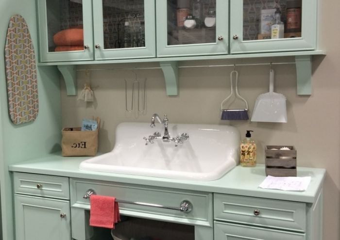 A large farmhouse sink adds authenticity to vintage kitchen design. 