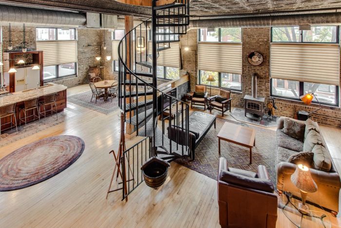 A curved staircase highlights this loft (Chicago-curbed.com)