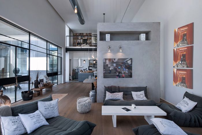 Cool gray tones appeal in this modern home (irenevanguin)