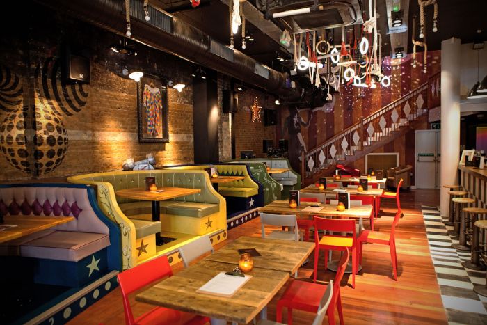 Quirky booths and vibrant colors infuse this restaurant with fun (roomford.co.uk)
