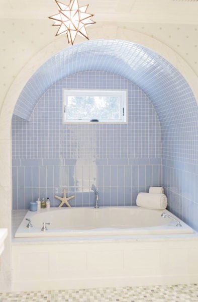 A spa bathroom with a blue tiled archway.