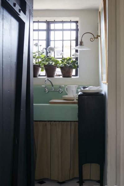 Small kitchen design ideas with a sink and a window.