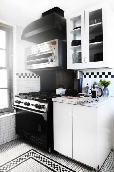 White and black, retro kitchen has always been a good choice. The picture says it all, no?