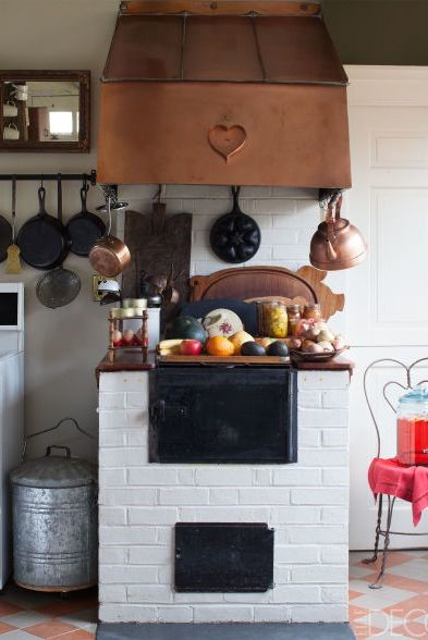 Small, tiny, rustic and storage-full, this kitchen is the best thing that you can opt for especially if you love cooking in a cozy environment.