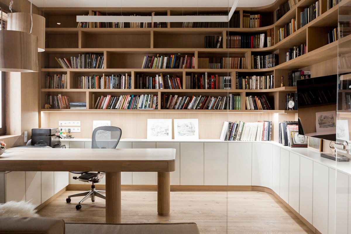 A inspirational home office with bookshelves and a desk.