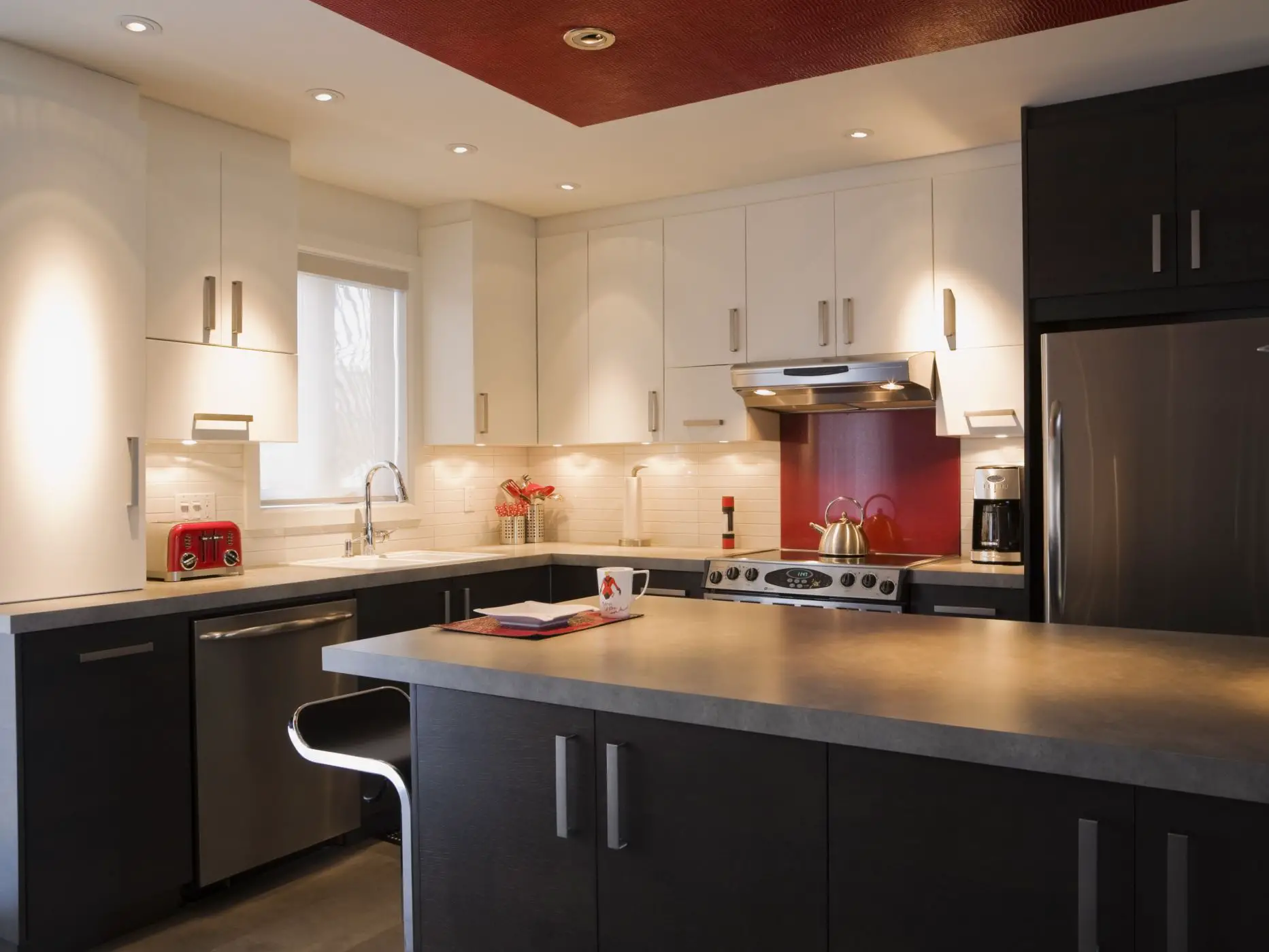 An ideal kitchen standard with a black and white color scheme and a red ceiling.