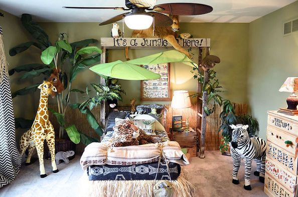 A zoo themed bedroom with giraffes and zebras that will inspire your child.
