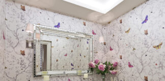 bathroom with ornate wallpaper
