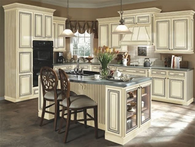 Traditional setup for a compact and space-efficient kitchen with a kitchen island in the middl