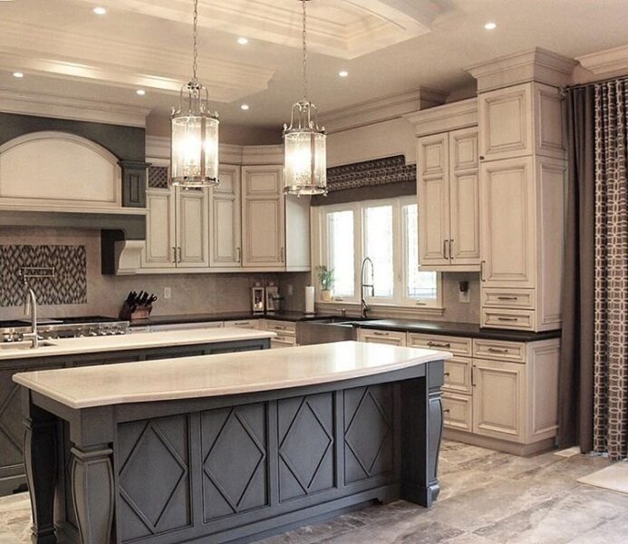 A traditional kitchen furnished with a kitchen island in the middle