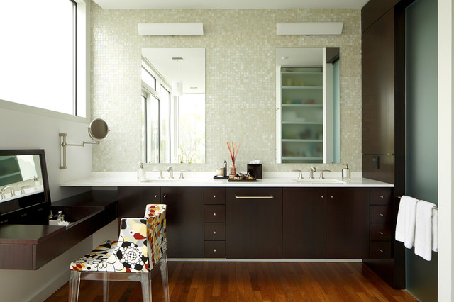 A modern bathroom with wooden floors and innovative bathroom mirror ideas.