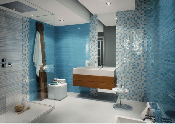 A blue and white bathroom with stylish bathroom tile ideas.