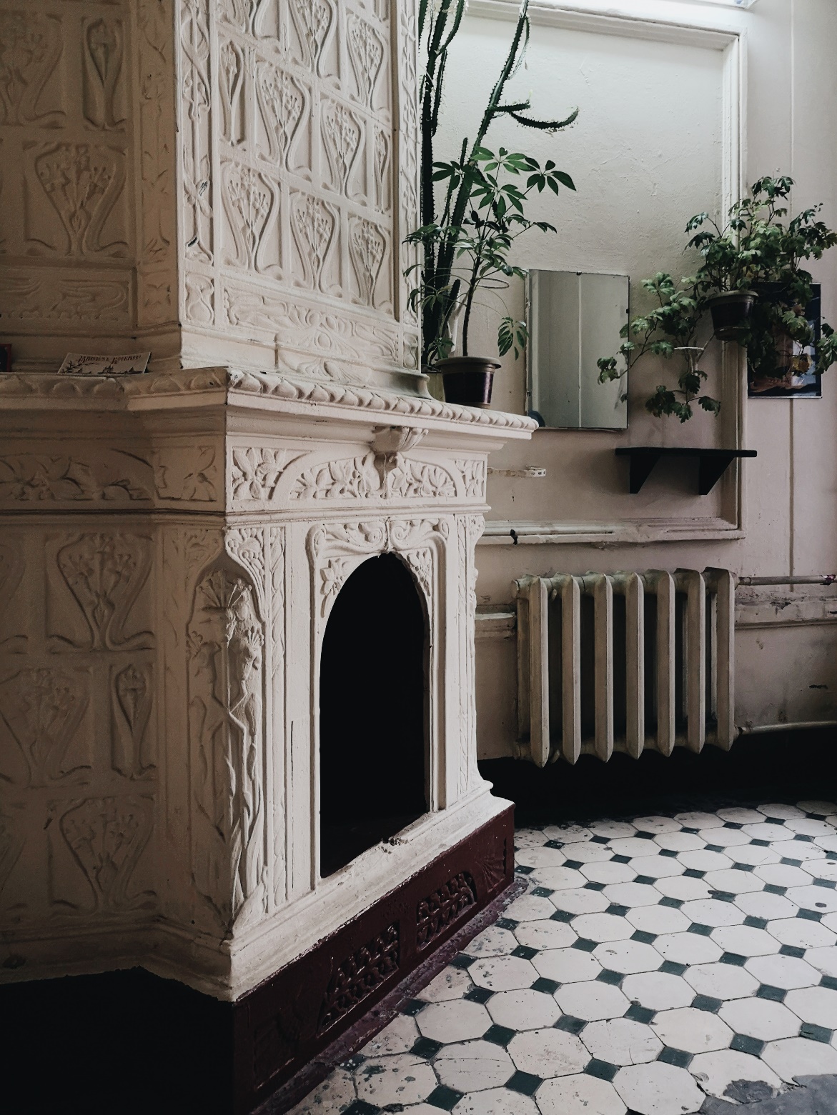 An ornate fireplace in a room.