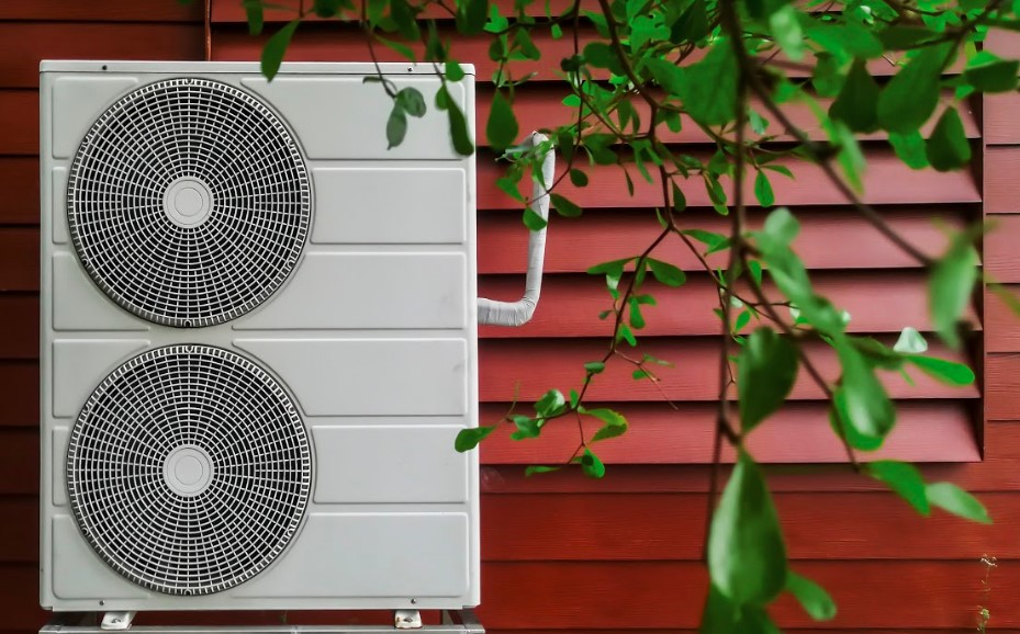 An efficiently cooled air conditioning unit with a fan.