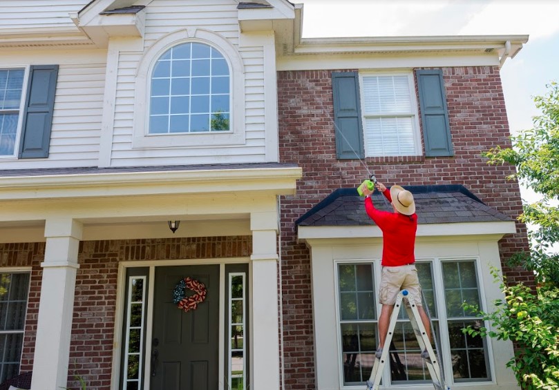 A man cleaning your home's windows.