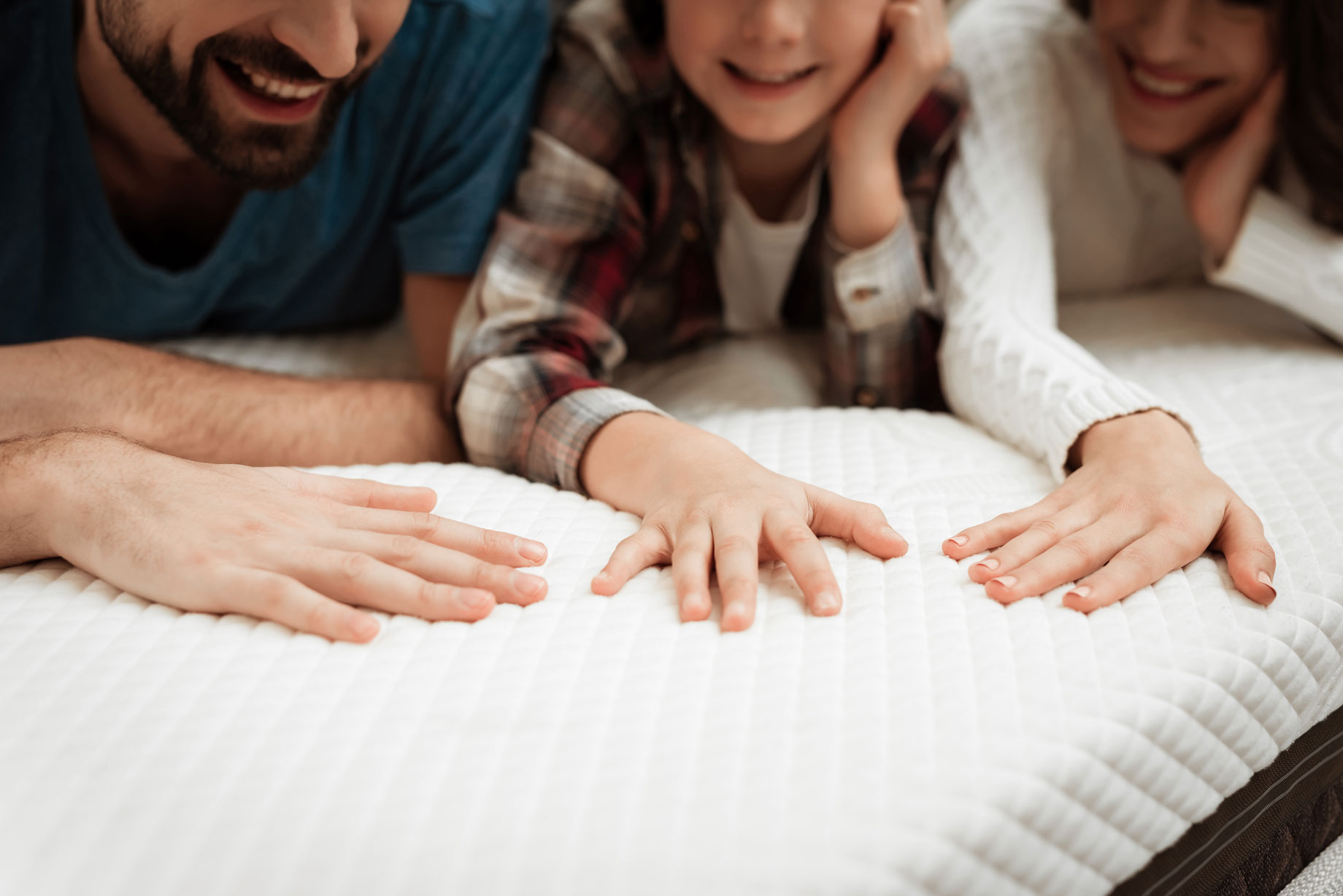 A family is selecting between twin and full mattress scientifically.
