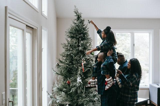 Tips for decorating a family Christmas tree.