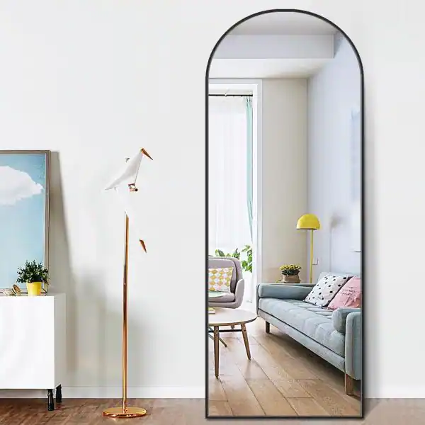 An arched mirror for renovating a living room.