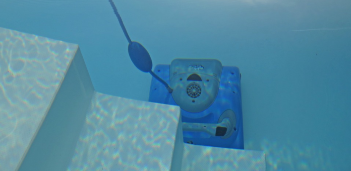 Automatic or robotic pool cleaner (2)