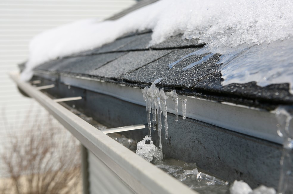 Keywords: Ice, roof 

Modified description: Ice on the roof of a house during winter.
