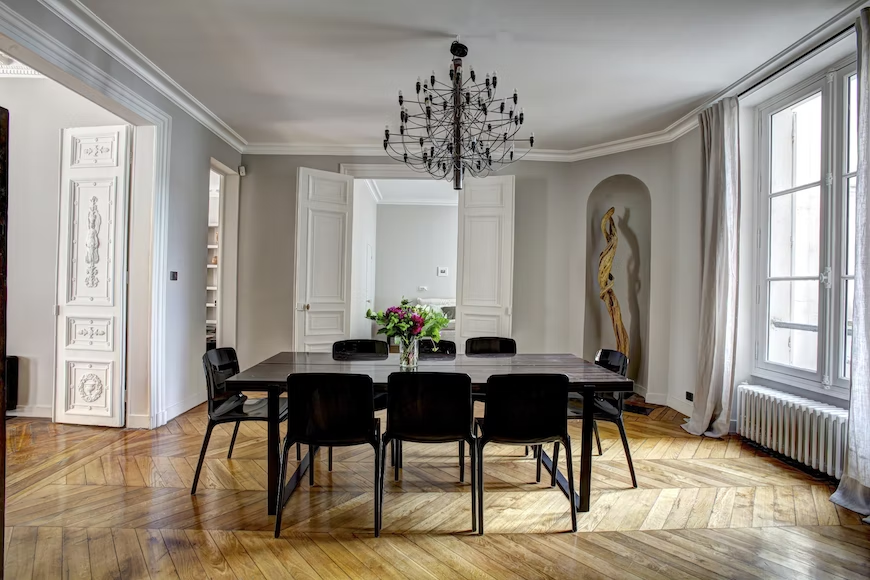 A dining room with a chandelier showcasing lighting trends.