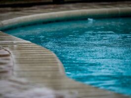 How to Manage Your Swimming Pool When it Rains 