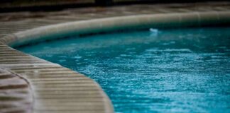 How to Manage Your Swimming Pool When it Rains 