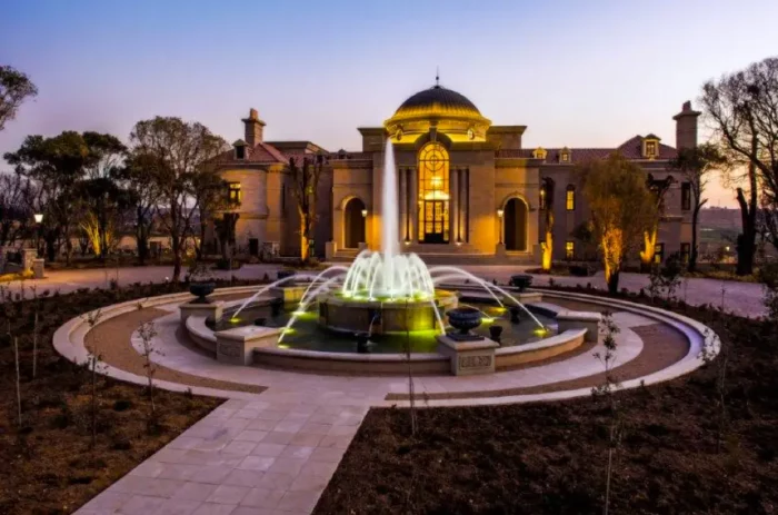 Keywords: mansion, fountain.

Description: A breathtaking mansion adorned with a majestic fountain.